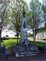 Le monument aux morts sur une place près de l'église (avr. 2013)