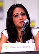 Parminder Nagra como la agente Meera Malik.