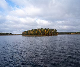 Ytter-Holmsjön och Storholmen. Vy från sjöns södra strand.