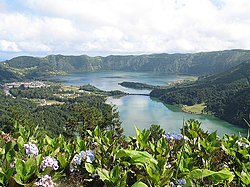 The emblematic view of the Sete Cidades Massif is highlighted principally by the Lagoa das Sete Cidades crater lake