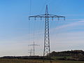 Einebenenmast mit zwei Stromkreisen: Alle Leiter verlaufen nebeneinander.