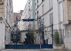 Nos 2 et 4 : passage privé.