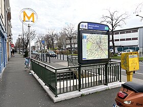 Un des accès de la station via l'avenue du Général-Leclerc.