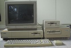 Amiga 1000, värimonitori, ulkoinen levykeasema ja Sidecar-laajennus.