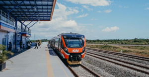 Kereta Api Andalan Celebes sedang berhenti di Stasiun Maros