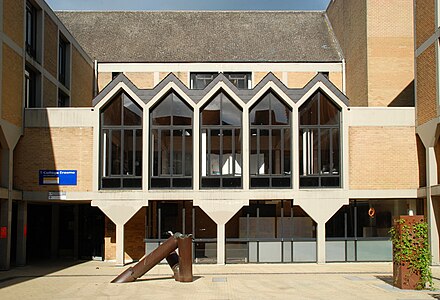 Le Collège Érasme, place Blaise Pascal, siège de l'ancien Musée de Louvain-la-Neuve.