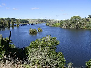 Lake Karapiro mit der Brücke der Maungatautari Road