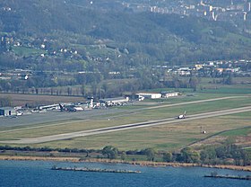 Vue générale de l'aéroport depuis le mont du Chat.