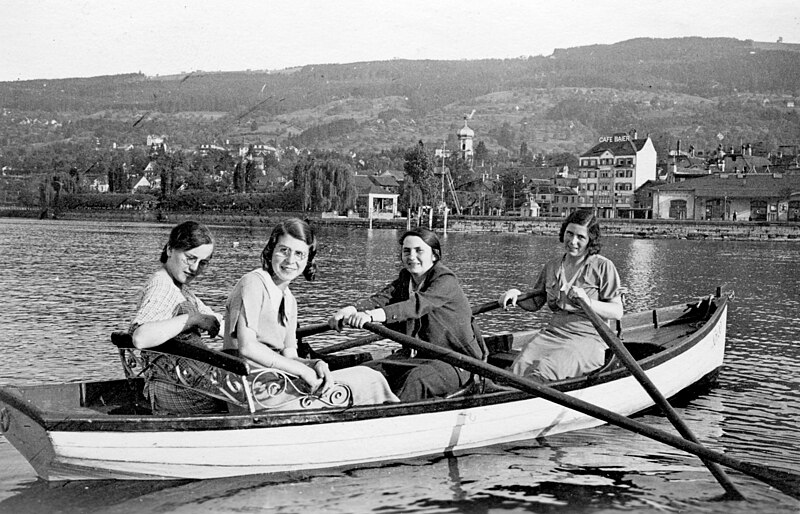 File:Ausflug der Studentinnen Studentinnen bei einer Bootsfahrt in Rorschach (v.l.n.r.) Maria Strebel, Emilia Cadonau, Nelly Adler, Margrit Lütolf HSGH 022-002319-01.jpg