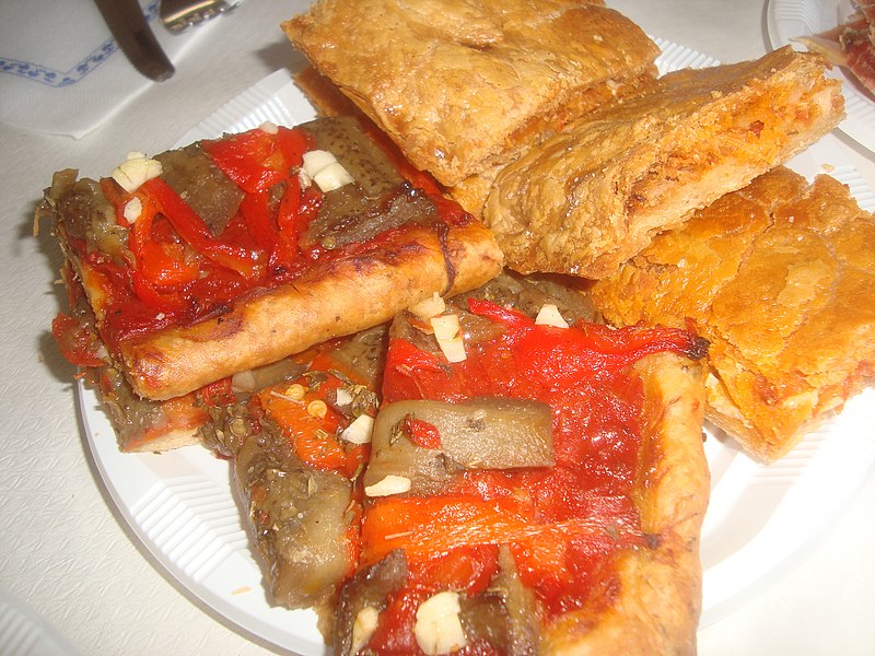 File:Coca de pimientos rojos y berenjena y coca de tomate tapada. Cocas tradicionales de Castellón.jpg