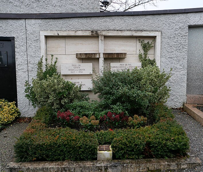 File:GraveMariaVonLindenAndGabrieleVonWartensleben-SchaanCemetery RomanDeckert03012023.jpg