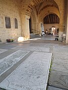 Tombes sur le parvis de l'église.