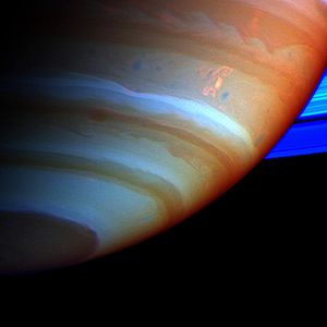 L'atmosphère de Saturne en fausses couleurs.