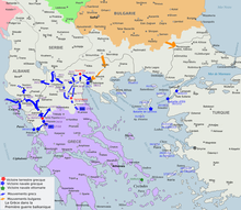 Carte moderne de la Grèce avec des flèches montrant les opérations, concentrées dans le nord du pays, d'est en ouest.