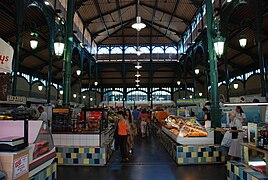 Les halles de Lourdes, intérieur, un samedi matin.