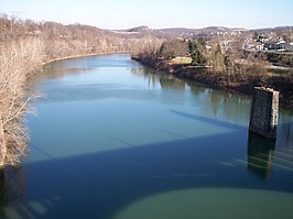 De Monongahela in Fairmont, West Virginia, met in het water de schaduw van de High Level Bridge en rechts een pijler van de Low Level Bridge