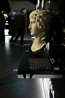 Das etwa 30 cm hohe weiße Modell der Agrippina-Büste im Kölnischen Stadtmuseum ist frei zugänglich und mit Brailleschrift beschrieben. Rechts vom Exponat ist ein Canesitter angebracht, der den Blindenlangstock halten kann.