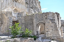 Baux - Château 2nd base cour 2.JPG