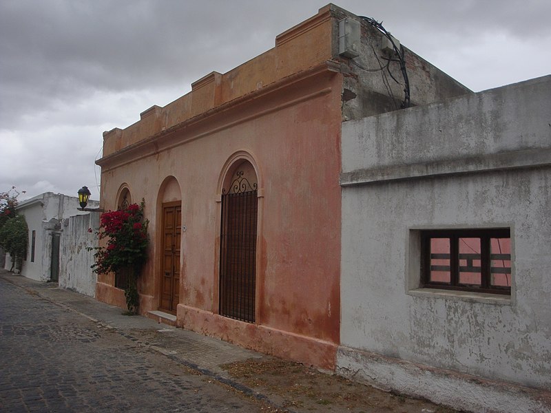 File:Calle en Colonia del Sacramento 2013.jpg