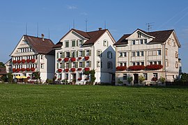 Im Dorf bei der Kirche