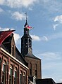 Die spanische Flagge an der Calixtuskirche in Groenlo