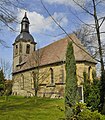 Kirche St. Johannes mit Ausstattung, Kirchhof mit histor. Grabsteinen und Einfriedung