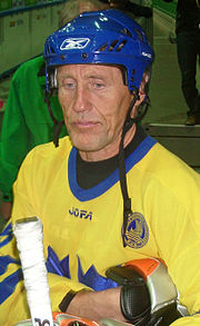 Photographie de Börje Salming avec le maillot jaune de l'équipe de Suède