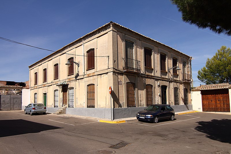 File:Chozas de Canales, edificio antiguas escuelas.jpg