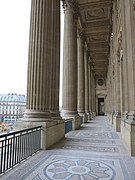 Vue intérieure de la colonnade.