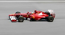 Monoplace de F1 rouge, vue de profil.