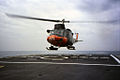 Un AB-212 ASW della Marina Italiana in appontaggio sul ponte di volo del Grecale (F 571) nel 1985 (notare la vistosa colorazione usata allora)