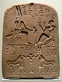 Stele des Amun in drei Erscheinungsformen (Mensch, Gans, Widder) (Spätzeit, 25. Dynastie, um 700 v. Chr.; Fundort: Abydos, heute Ägyptisches Museum Berlin)