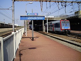 TGV venant de passer au quai 2 et rame Z 20900 en attente de départ vers Montigny - Beauchamp.