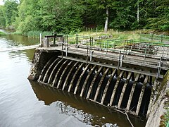 Le déversoir sud ; l'eau s'écoule vers le lac de la Crégut.