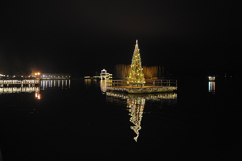 File:Poertschach Stiller Advent Weihnachtsbaum und Rutschenturm 14122013 371.jpg