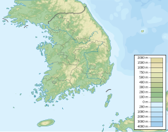 Mapa konturowa Korei Południowej, blisko centrum na dole znajduje się czarny trójkącik z opisem „Jiri-san”