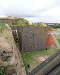 Bastion Grå Munken från tidigt 1600-tal på Varbergs fästning. Bastionen har högverk och kanoner i kasematt med indragen flank. Pilen visar eldgivningsriktning, stryklinje, utefter bastionens utsida från näraliggande bastion.