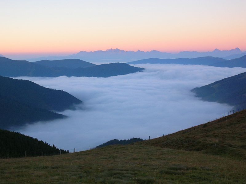 File:Nockberge Herbstnebel.JPG