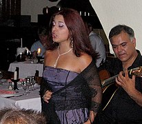 Cantante interpretando un fado portugués.