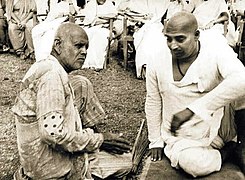 Gadge Maharaj and Tukdoji Maharaj.jpg