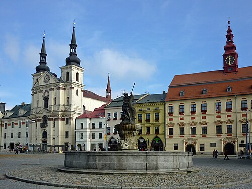 Place Masaryk à Jihlava avec l'église Saint-Ignace, l'hôtel de ville et la fontaine