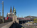 Colgne, tour de l'église (Kölner Dom) avec statue Empereur Wilhelm l