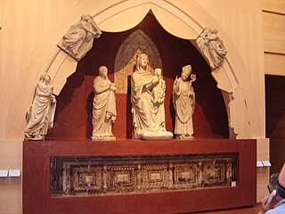 Vierge Couronnée et Saints, reconstitution du tympan central avec Ange, Madone couronnée , Sainte Reparata et Saint Zanobi.