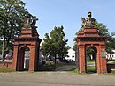 Tor der Gutsanlage mit Trophäen des Oranienburger Tors in Berlin (bei Behnitzer Dorfstraße 33)