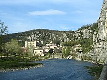 Pagtan-aw sa Vogüé ug sa Ardèche River