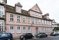 Fachwerkbau mit Doppelständern und monochrom gestrichener Fassade, 1740, Harzstraße 2, Wolfenbüttel[21]