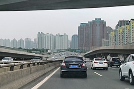 Zhongzhou Avenue vers Nongye Expressway Interchange. District urbanisé / autoroute, région de Zhengzhou 2018