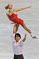 Çiftlerden bir kaldırış örneği. Çiftlerde kaldırışlarda partner, erkek sporcunun omuz seviyesinin üstünde tutulur. (Maria Mukhortova & Maxim Trankov)