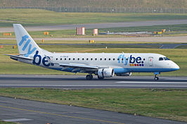 Een Embraer E-175 op de luchthaven van Birmingham.