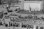 Maidemonstration 1953 am Stalin-Denkmal vor zerstörtem Neuem Theater.